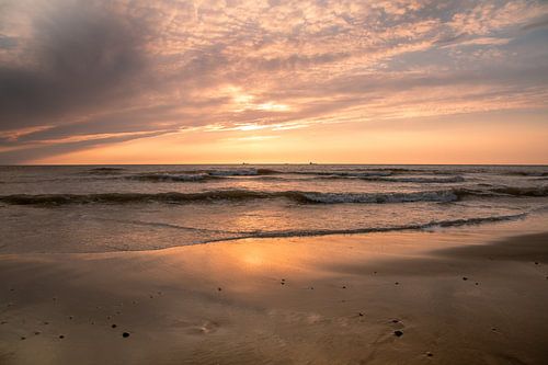 zonsondergang op het strand bij Julianadorp aan zee