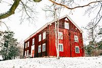 Maison rouge dans la neige