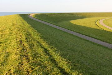 Zeedijk bij Waddenzee van Harry Wedzinga