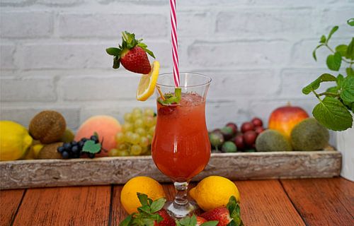 Aardbeiencocktail alcoholvrij met limoen en munt.