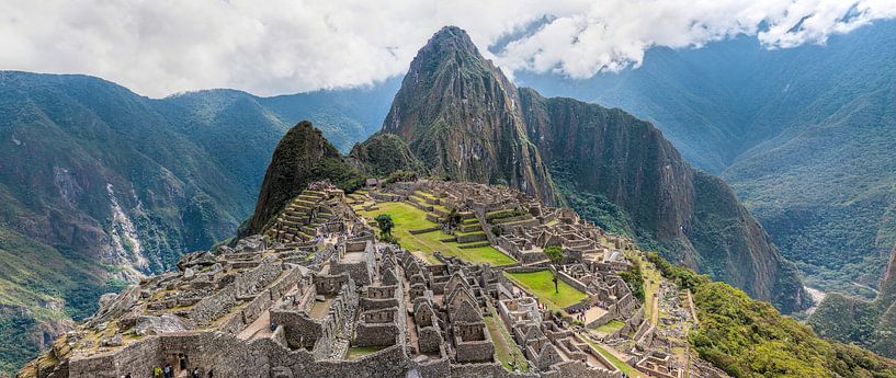 Panorama der ehemaligen Hauptstadt des Inka-Stammes, Machu Picchu in Peru von Wout Kok