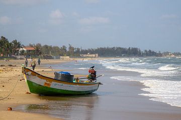 Vissersboot op het strand van Mamallapuram (India) van Martijn