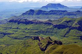 die grünen Drakensberge in Kwazulu Natal in Südafrika von Werner Lehmann