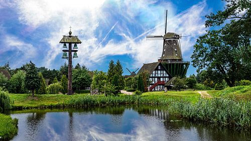 Spiegelung Windmühle und Teich im Mühlen Museum in Gifhorn Deutschland