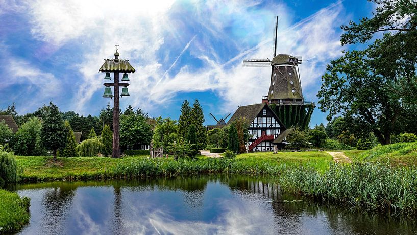 Reflectie Windmolen en Vijver in het Molenmuseum in Gifhorn Duitsland van Dieter Walther