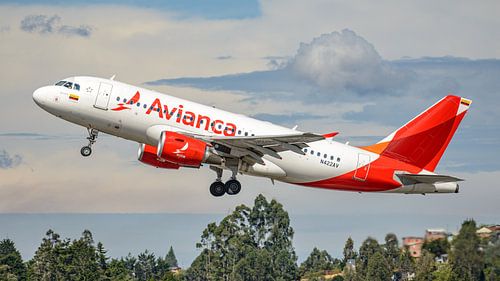Avianca Airbus A319 hebt vom Flughafen Medellin ab.