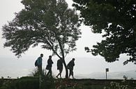 Silhouette von vier Wanderer bei anwesend schlechtes Wetter von Gert van Santen Miniaturansicht