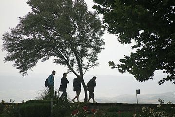 Silhouet van vier wandelaars bij opkomst slecht weer van Gert van Santen