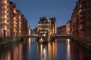Die historische Speicherstadt in Hamburg am Abend