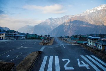 Lukla vliegveld Nepal van Ton Tolboom