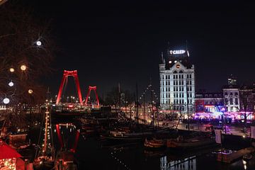 Rotterdam, la ligne d'horizon sous les étoiles. sur Quinten Sluis