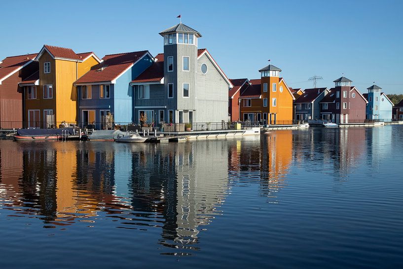 Reitdiephaven Groningen, kleurrijke woonbuurt. van Gert Hilbink