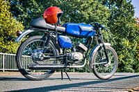 Milani 50cc bromfiets met rode helm