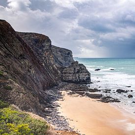 Strand mit Steilküste, Praia da Arrifana, Portugal von Daan Duvillier | Dsquared Photography