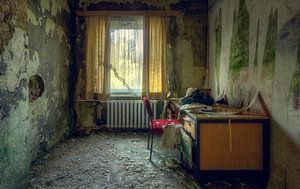 Verlassenes Zimmer voller Schimmel im Hotel. von Roman Robroek – Fotos verlassener Gebäude