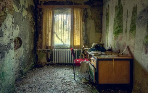 Chambre abandonnée pleine de moisissures dans un hôtel.