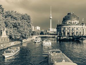 Ausflugsboote auf der Spree in Berlin - Monochrom von Werner Dieterich