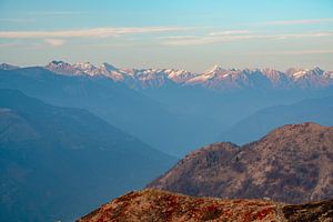 Uitzicht op de Zwitserse Alpen bij zonsondergang van Leo Schindzielorz