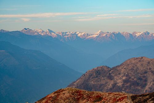 Uitzicht op de Zwitserse Alpen bij zonsondergang