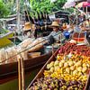 Groenten en fruit op een drijvende markt in Thailand van t.ART