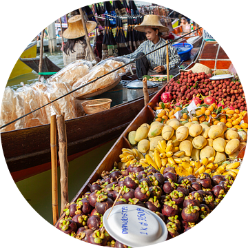 Groenten en fruit op een drijvende markt in Thailand van t.ART