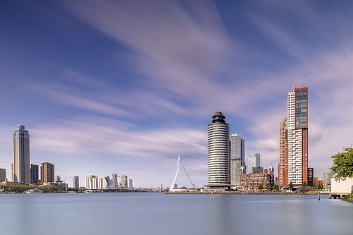 Bewegung in der Stadt Rotterdam, Skyline und Wolken