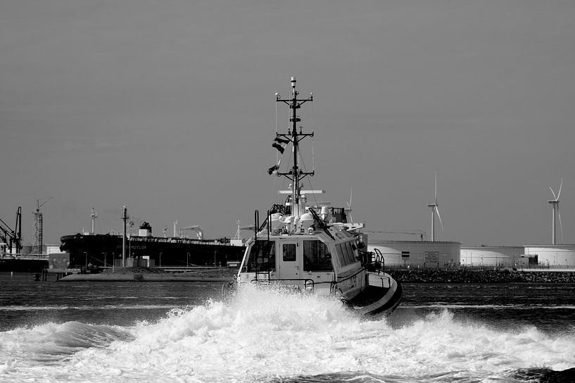 Lucida pilot tender in action at the Maasvlakte. by scheepskijkerhavenfotografie