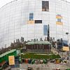 Rundes Gebäude mit Spiegeln spiegelt die Skyline von Rotterdam von Ger Beekes