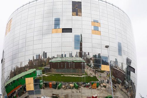 Rond gebouw met spiegels reflecteert skyline Rotterdam