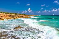Maritieme achtergrond met zeiljacht op turkooisblauwe zee van Alex Winter thumbnail