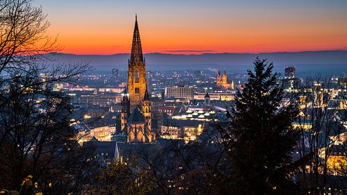 Freiburg im Breisgau rode zonsondergang hemel boven skyline van de stad
