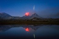 Vallende Ster (Meteoor) bij Vulkaanuitbarsting in Kamchatka (Rusland) van Tomas van der Weijden thumbnail