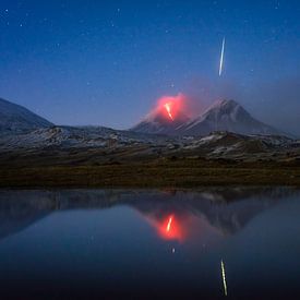 Vallende Ster (Meteoor) bij Vulkaanuitbarsting in Kamchatka (Rusland) van Tomas van der Weijden