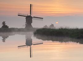 Molen in de mist met een prachtige zonsopkomst van Arie Heukels Photography
