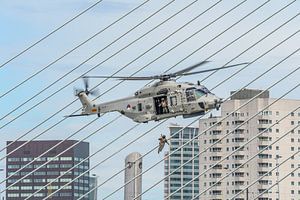 NH-90-Hubschrauber in Aktion während der Welthafentage 2018.