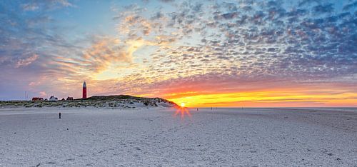 Vuurtoren van Texel tijdens zonsondergang.
