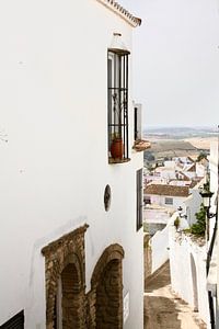 Blick durch ein typisches weißes Dorf in Spanien