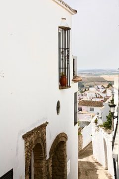 Doorkijkje in een typisch wit dorpje in Spanje van Judith van Wijk