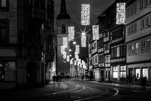 Erfurt Marktstraße met kerst zwart-wit