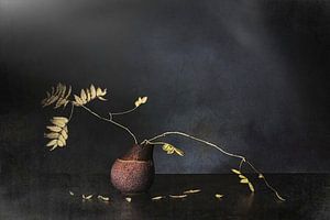 Stilleben mit weissen Tönen, Blumen und Lebensmitteln