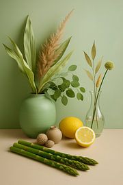 Green & Citrus - Stilleben mit Spargel, Zitrone und Trockenblumen von Kleurenrijk