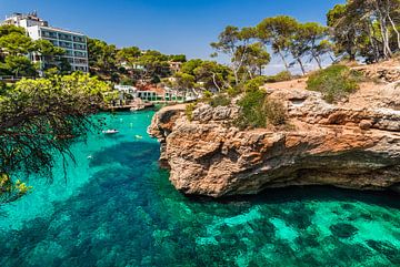 Idyllische baai strand Cala Santanyi op het eiland Majorca, Spanje van Alex Winter