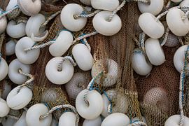 Visnet met witte boeien van Daan Kloeg