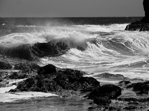 Golven op het strand van Sao Pedro, San Vicente, Kaap Verdië.