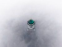 Peperbus in Zwolle strekt zich uit boven de mist