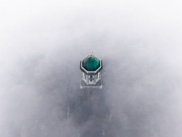 Le Peperbus de Zwolle s'étend au-dessus du brouillard sur Bas van der Gronde