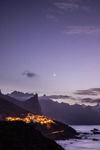 Dorf am Meer auf Teneriffa am Abend