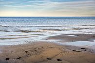 Nasser Sandstrand, ruhige Wellen und Blick über das Wasser zum Horizont an der Ostsee in Norddeutsch von Maren Winter Miniaturansicht