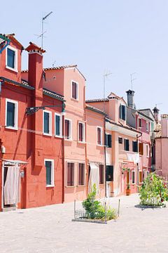Rosa Schattierungen | Bunte Häuser in Burano Venedig von Milou van Ham