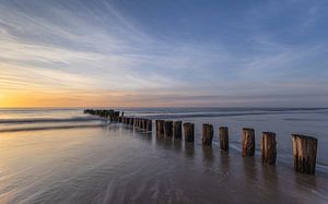 Beruhigender Sonnenuntergang am Meer mit Holzpfählen bei De Kerf, Schoorl